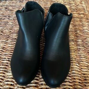 Spirit anklet boots size 8, medium.